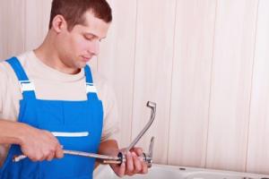a Stonegate plumbing pro is installing a new faucet